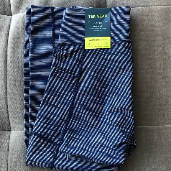 Side Pocket Midrise Performance Capri Leggings - Picture 3 of 4